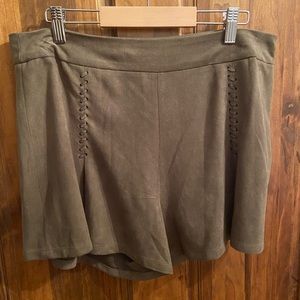 Green suede shorts L